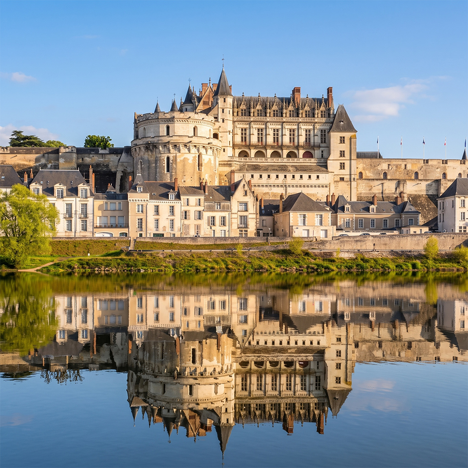 Chateau-d-Amboise-vue-de-l-autre-cote-de-la-rive